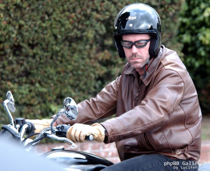 Hugh Laurie - riding his bike - Los Angeles 27. Okt 2005