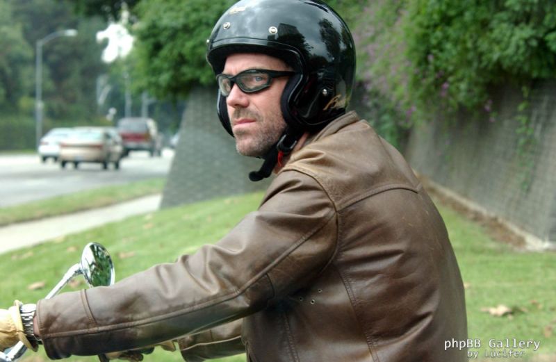Hugh Laurie - riding his bike - Los Angeles 27. Okt 2005