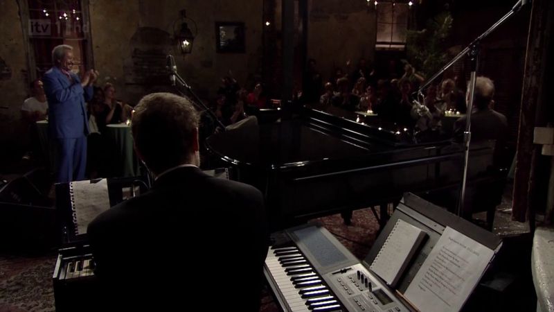 Hugh Laurie - Down by the River -00559