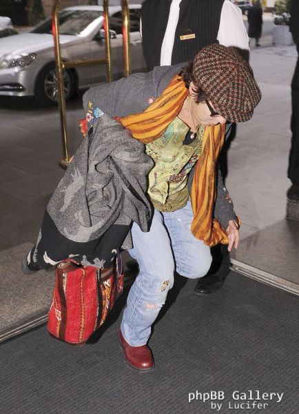 Hugh Laurie & Jo Green - Arrive in Buenos Aires - June 2012