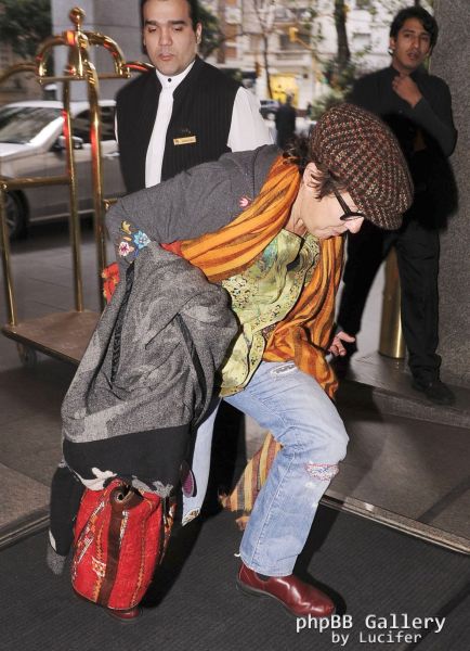 Hugh Laurie & Jo Green - Arrive in Buenos Aires - June 2012