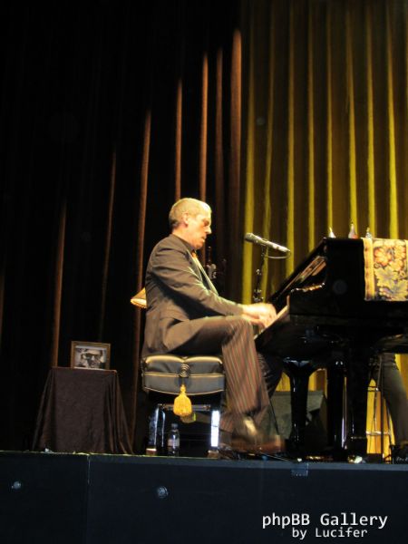 Hugh Laurie - Concert - Berlin - July 2012 - mj1985