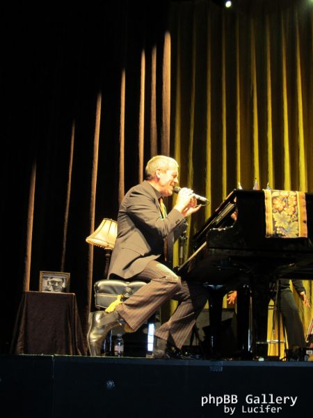 Hugh Laurie - Concert - Berlin - July 2012 - mj1985