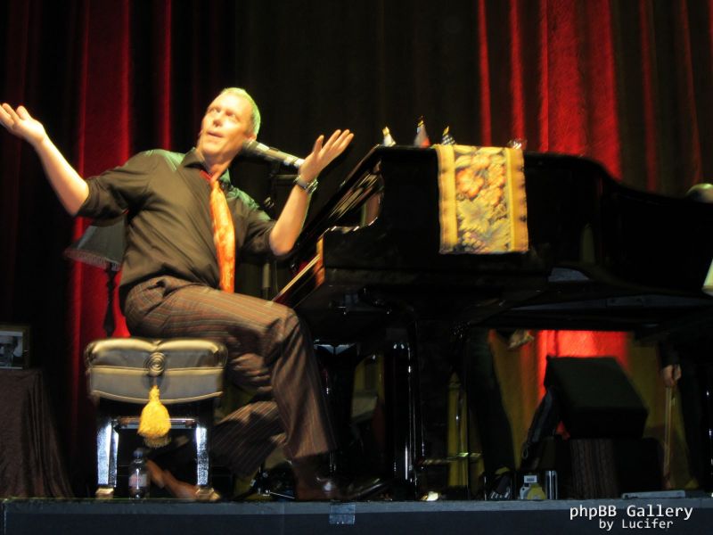 Hugh Laurie - Concert - Berlin - July 2012 - mj1985