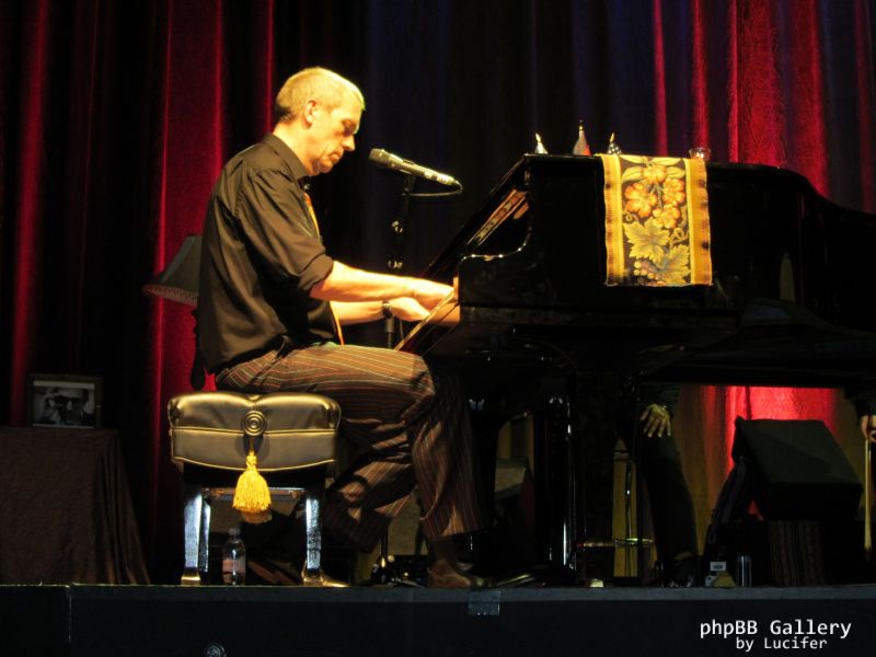 Hugh Laurie - Concert - Berlin - July 2012 - mj1985
