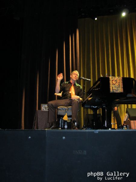 Hugh Laurie - Concert - Berlin - July 2012 - mj1985