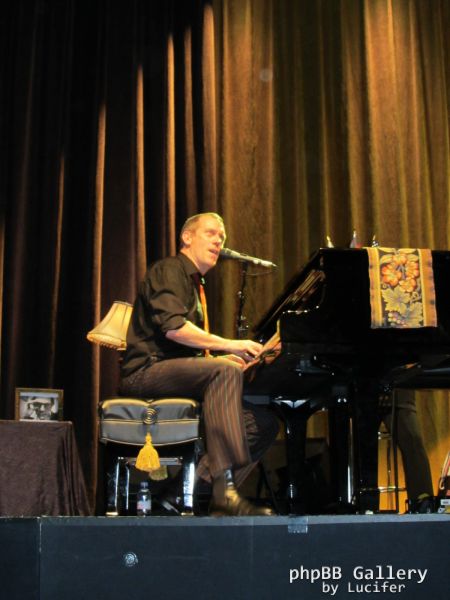Hugh Laurie - Concert - Berlin - July 2012 - mj1985
