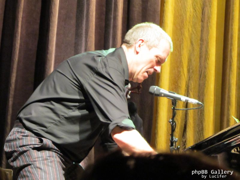 Hugh Laurie - Concert - Berlin - July 2012 - mj1985