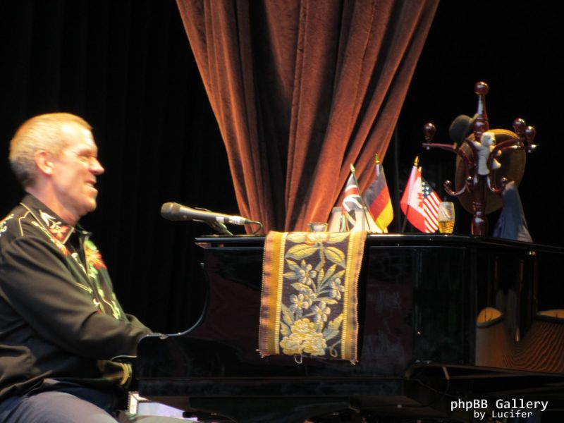 Hugh Laurie - Concert - Hamburg - July 2012 - mj1985