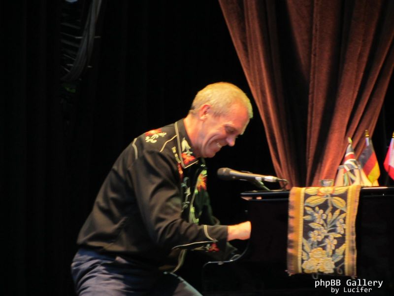 Hugh Laurie - Concert - Hamburg - July 2012 - mj1985