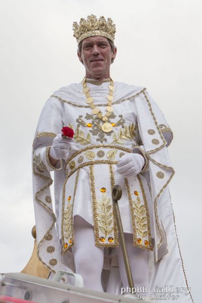 Hugh Laurie - New Orleans - Mardi Gras Parade 2014