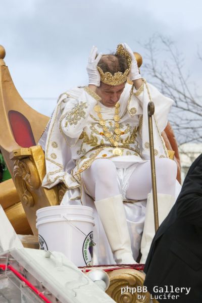 Hugh Laurie - New Orleans - Mardi Gras Parade 2014