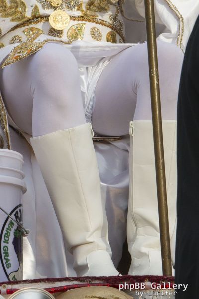 Hugh Laurie - New Orleans - Mardi Gras Parade 2014