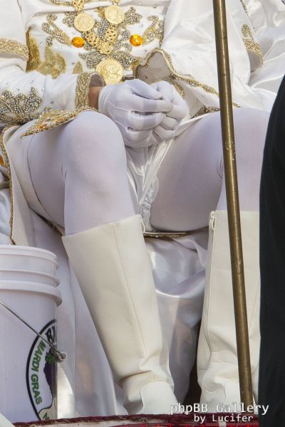 Hugh Laurie - New Orleans - Mardi Gras Parade 2014