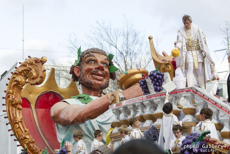 Hugh Laurie - New Orleans - Mardi Gras Parade 2014