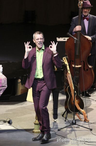 Hugh Laurie & The Copper Bottom Band perform in Mexico City 2014