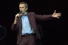 Hugh Laurie & The Copper Bottom Band perform in Budapest 2014