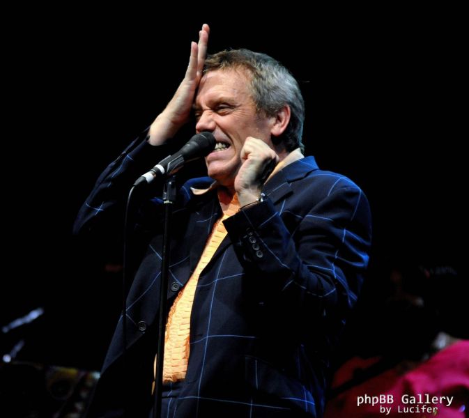 Hugh Laurie & The Copper Bottom Band perform in Brno 2014