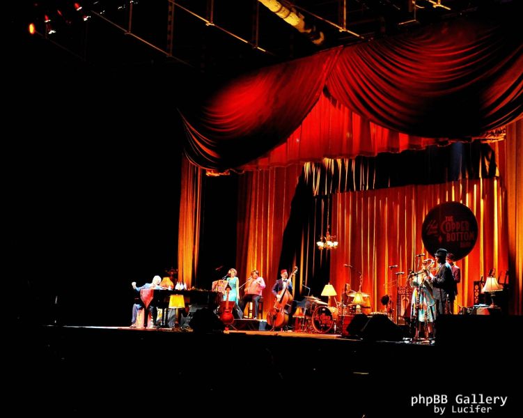 Hugh Laurie & The Copper Bottom Band perform in Brno 2014