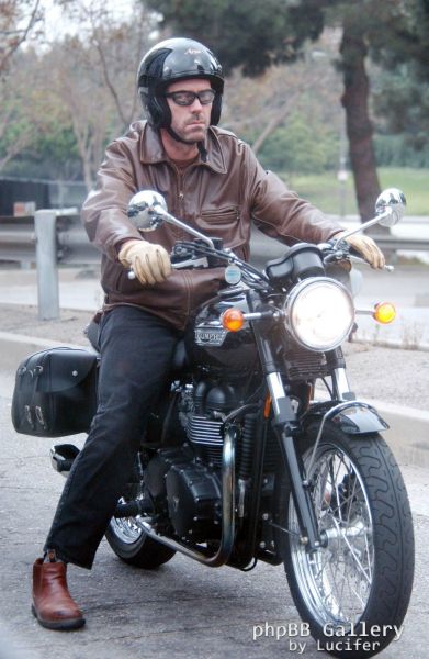 Hugh Laurie - riding his bike - Los Angeles 27. Okt 2005