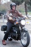 Hugh Laurie - riding his bike - Los Angeles 27. Okt 2005
