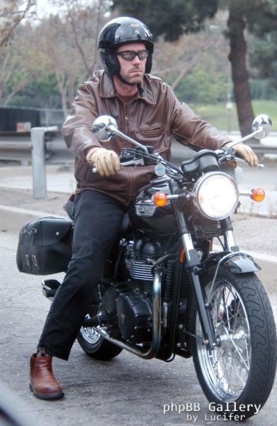 Hugh Laurie - riding his bike - Los Angeles 27. Okt 2005