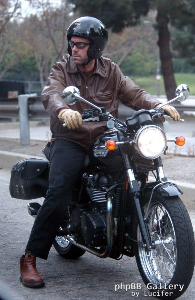 Hugh Laurie - riding his bike - Los Angeles 27. Okt 2005