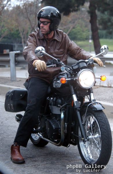 Hugh Laurie - riding his bike - Los Angeles 27. Okt 2005