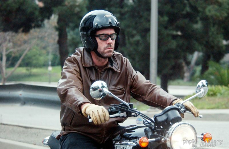 Hugh Laurie - riding his bike - Los Angeles 27. Okt 2005