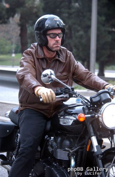 Hugh Laurie - riding his bike - Los Angeles 27. Okt 2005