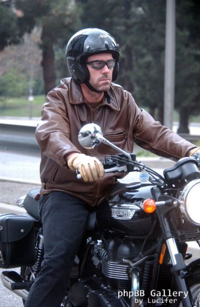Hugh Laurie - riding his bike - Los Angeles 27. Okt 2005