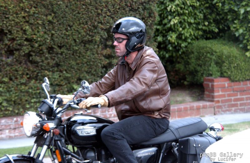 Hugh Laurie - riding his bike - Los Angeles 27. Okt 2005