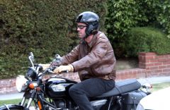 Hugh Laurie - riding his bike - Los Angeles 27. Okt 2005