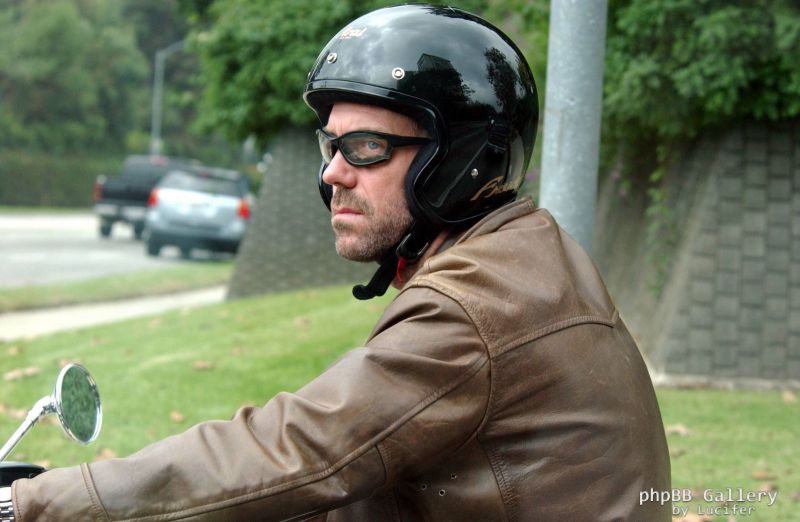 Hugh Laurie - riding his bike - Los Angeles 27. Okt 2005