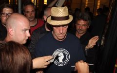 Hugh Laurie - Signs autographs in Wien - July 2013