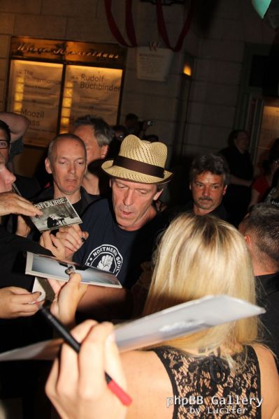 Hugh Laurie - Signs autographs in Wien - July 2013