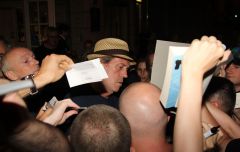 Hugh Laurie - Signs autographs in Wien - July 2013