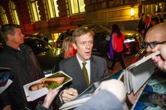 Hugh Laurie - Berlinale 2016 - signing autographs